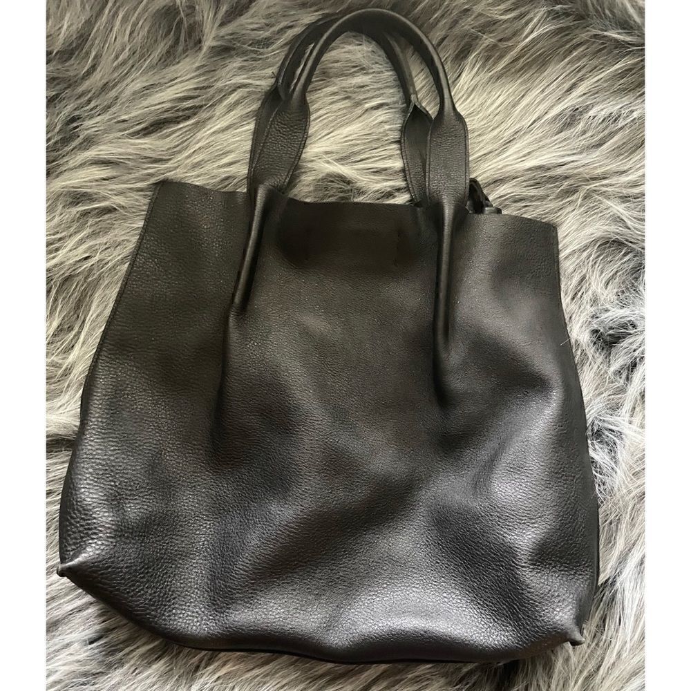 OLIVEVE 
MAGGIE  TOTE WITH LEATHER TASSEL
BLACK PEBBLE LEATHER/ Excellent/ USA - Picture 5 of 8